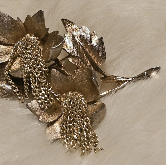 VTG HAR Hargo Double Flower Dangle Chain Tassells Goldtone 2.5" Brooch Pin - Picture 11 of 12